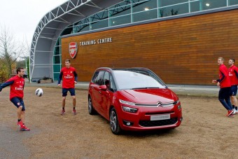 Ágyúsok lőttek egy Citroënre