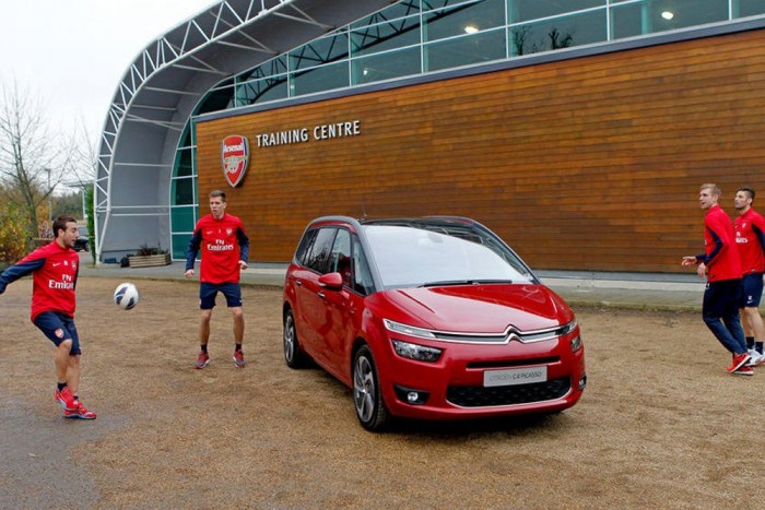Ágyúsok lőttek egy Citroënre