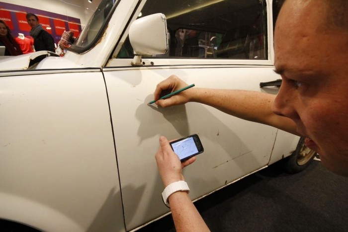 Magyar Trabantot építettünk Trabarnával 6 | Vezess Trabarna épp a magyar térképet skicceli fel, telefonos segítséggel