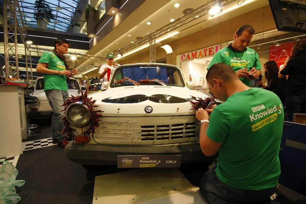 68044_547314_1000x700.jpg | Vezess | Vezess Elemében a csapat, záporoznak az ötletek, izzik a kezünk alatt a munka