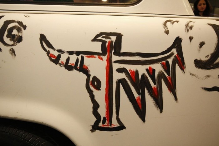 Magyar Trabantot építettünk Trabarnával 12 | Vezess Tisztelgés az ősök előtt, a VHK, avagy a Vágtázó Halottkémek zenekarhoz köthető mutatós motívummal