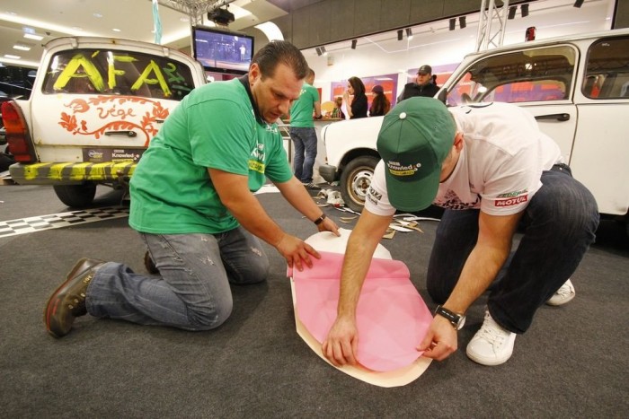 Magyar Trabantot építettünk Trabarnával 14 | Vezess A nyelv jött végső ötletként, mert igazi arcot szerettünk volna adni a kocsinak