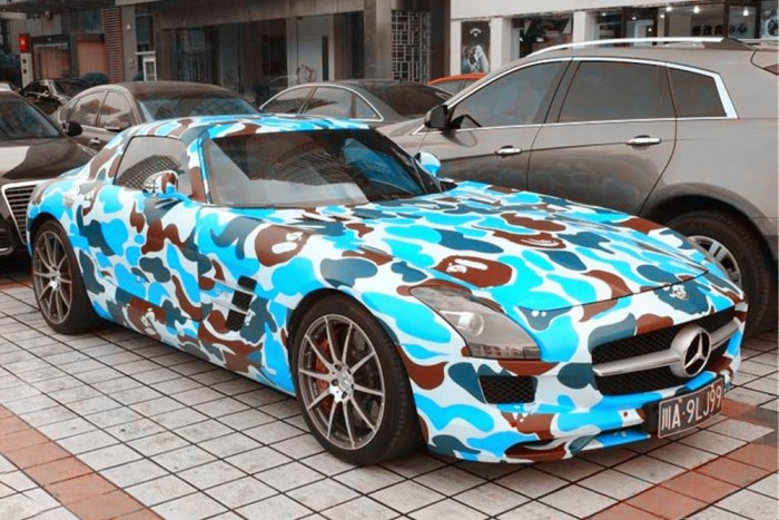 Sportkocsik borzasztó színekben 7 | Vezess Kínában kapták le ezt a bizarr Mercedes-Benz SLS AMG-t, ami alapból piszkosul feltűnő, ezért nem is értem mi szükség erre a zöld-szürke-fehér megoldásra.