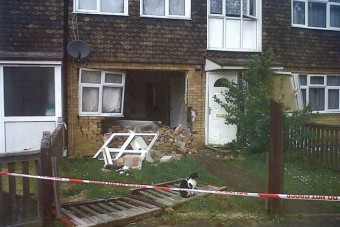 Autóval dörömbölt be a hangos szomszédhoz