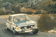 Az 1971-es Bmw Tour De France egyik kanyarjában, becsövezett BMW csikorgatja a gumit