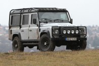 - Lemosassam fényképezés előtt?  - Minek? Ez egy Land Rover, jól áll neki a dzsuva.