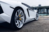 Káprázatos Lamborghini, fehér papucsban 12