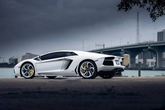 Káprázatos Lamborghini, fehér papucsban 8