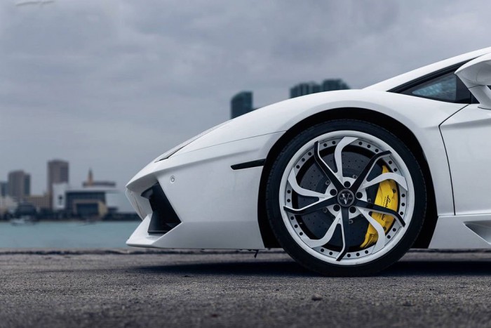 Káprázatos Lamborghini, fehér papucsban 6