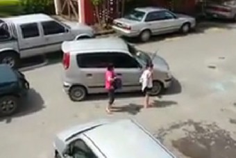 Kalapáccsal ütötték be a tilosban parkoló ablakát