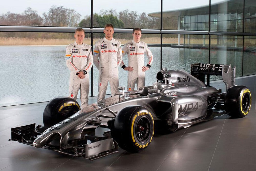 Kevin Magnussen, Jenson Button és a tartalékos Stoffel Vandoorne az új autóval