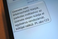 Mobillal parkoltam, két válasz sms jött. 1, Üzenete értelmezhetetlen. 2, Vonjuk a pénzt az MKA500-as rendszámú kocsi után. Csakhogy ez nem az én autóm!