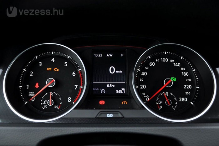 A műszerfal, eltekintve a 280-ig skálázástól, akár egy 1,2-es benzines Golfban is lehetne, annyira nem ad semmit a hangulathoz