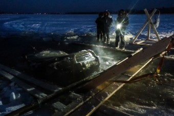 Terepjárót mentettek ki a jég alól