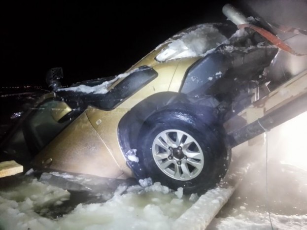 Terepjárót mentettek ki a jég alól 11