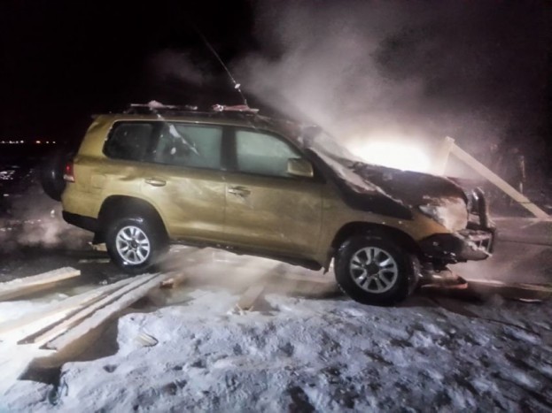 Terepjárót mentettek ki a jég alól 13