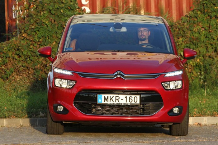 Egyterű, ötliteres fogyasztással 7 | Vezess Merész arcot rajzoltak neki a designerek. Az autó több formatervezési díjat is kapott