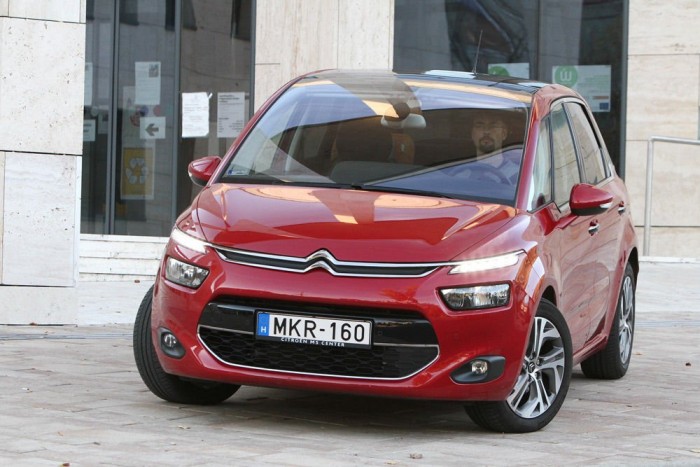 Egyterű, ötliteres fogyasztással 10 | Vezess Halk, keveset fogyaszt és mindenben a kezünk alá dolgozik. A C4 Picasso világjárásra született