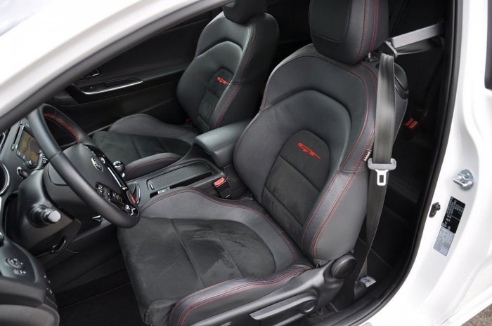 Egy óvatos duhaj Dél-Koreából 5 A Recaro ülések kitűnően tartanak, és szélesebb háttal sem tűnnek szűknek, igaz a puha párnázás miatt hosszú távon csökken a komfortérzet