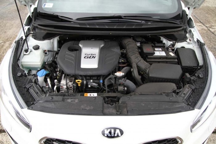 Egy óvatos duhaj Dél-Koreából 4 Az 1,6 literes turbós benzinmotor koreai fejlesztés. 204 lóerős teljesítménye elég a dinamikus autózáshoz, bár gázreakciója lehetne fürgébb