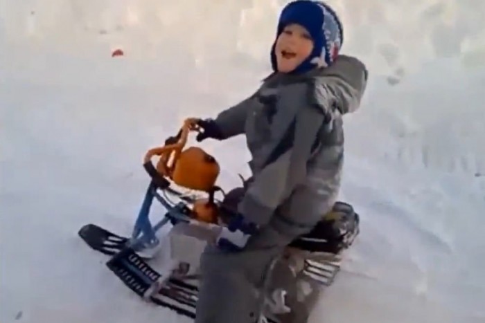 Láncfűrészből készített szánt fiának az apuka