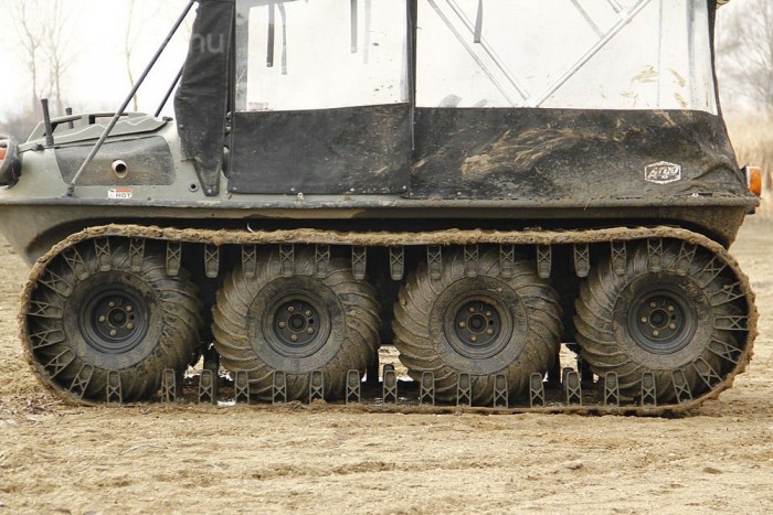 Nyáron a lánctalp lekerül, akkor csak kerekeken gördül a kétéltű. 