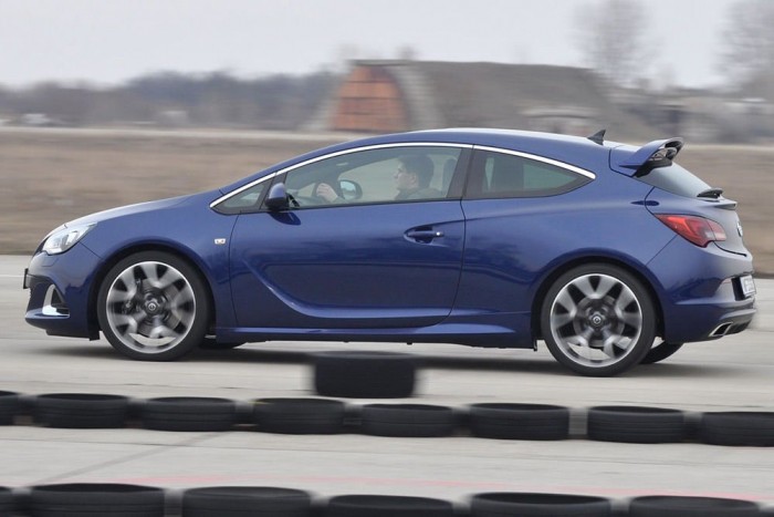 Nem a legolcsóbb autó kell a magyaroknak 10 2. Opel Astra, 2225 db. 2012-ben 3102 darabbal, benne a rendőrautó-beszerzéssel, az Astra H önmagában is piacvezető volt. Utódának az elmúlt évben a második helyet sikerült megszereznie