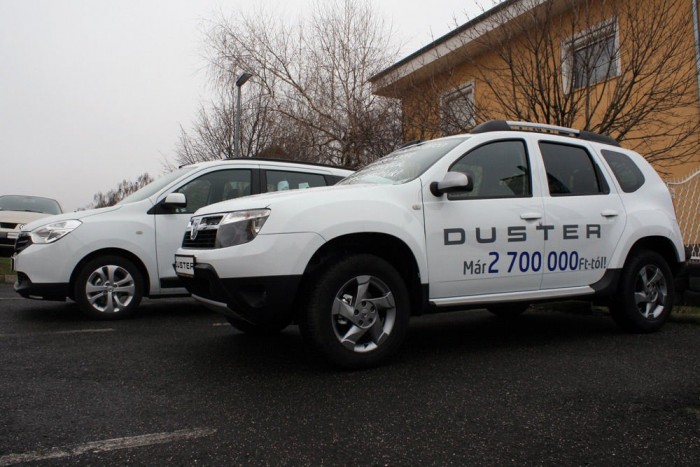 Nem a legolcsóbb autó kell a magyaroknak 8 4. Dacia Duster, 1876 db. Aki a saját pénzét költötte autóra, az Dustert vett a legnagyobb számban. A Dacia terepjárója vezet a szabadidő-autók között is. De ami jó a magánembernek, az nem elég jó járőrözni. Bár a legolcsóbb 4x4-es dízel Yeti és a legolcsóbb 4x4-es Duster dCi között listaáron 2 172 610 Ft az árkülönbség, a kormánynak sikerült Yetikkel megszórnia a rendőrséget