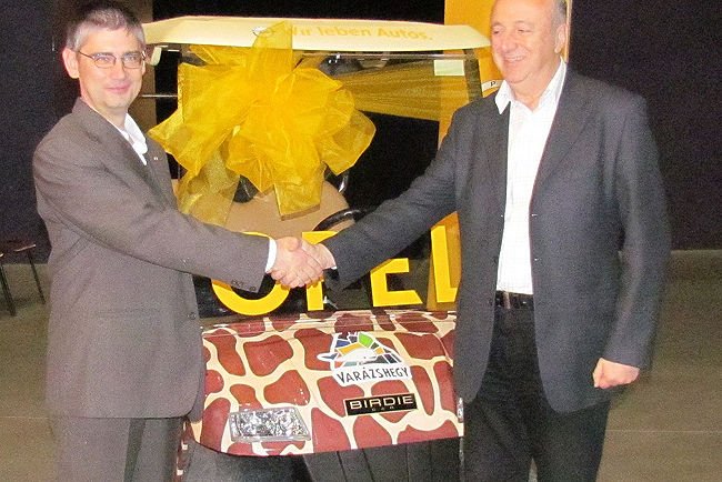 Zsiráfmintás villanyautót kapott az Állatkert