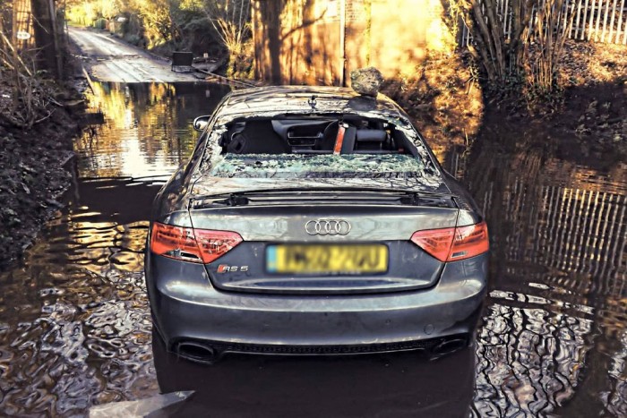 Derékig vízben hagytak egy 25 milliós Audit 5