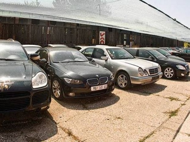 Tucatnyi lefoglalt luxusautó porosodik 7