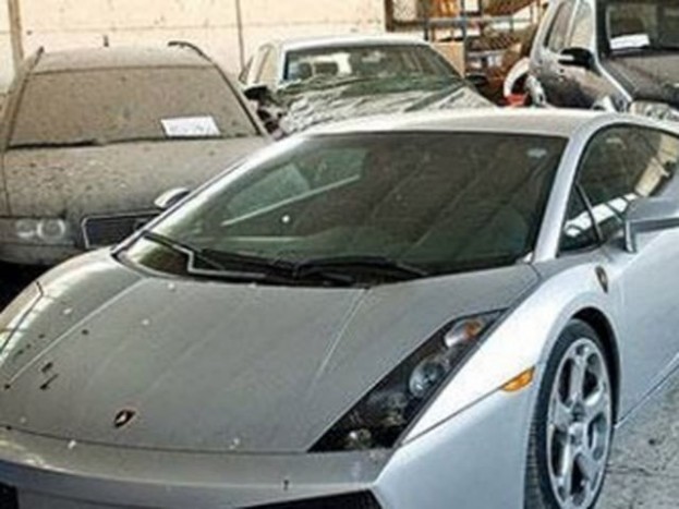 Tucatnyi lefoglalt luxusautó porosodik 8