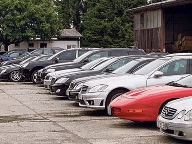 Tucatnyi lefoglalt luxusautó porosodik 10