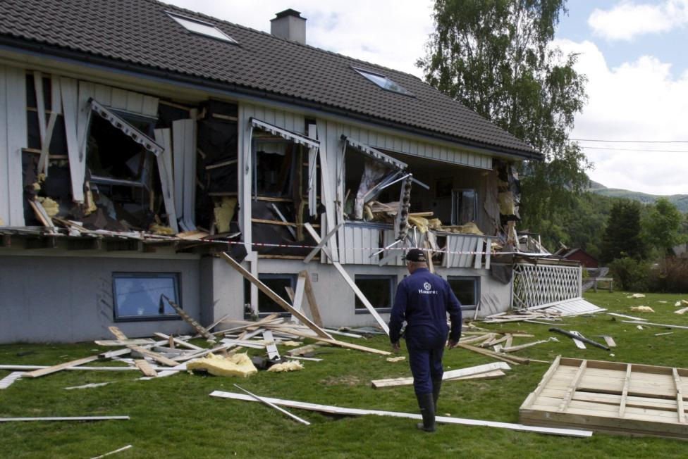 Megdöbbentő véget ért egy családi belviszály Norvégiában: egy férfi részegen traktorra pattant, és darabokra szedte testvére otthonát. Utána furgonjával folytatta az ámokfutást, amelyet egy szerencsétlen félreértés robbantott ki.