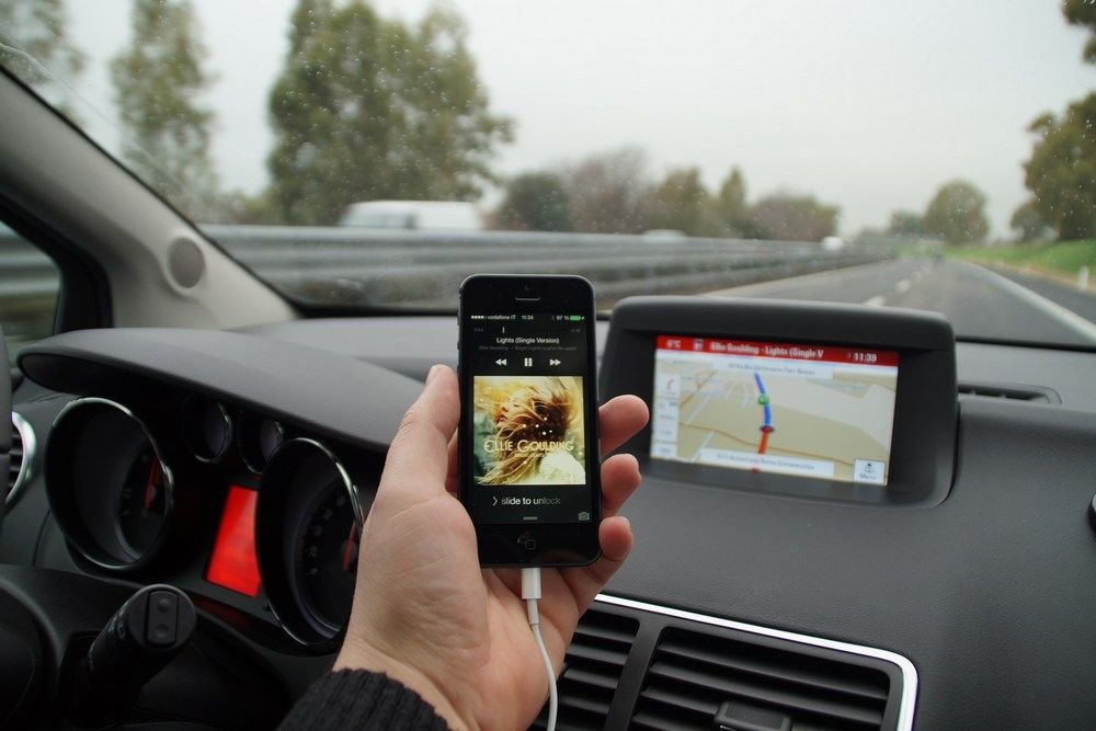 A GM Intellilink nevű rendszere magasszintű együttműködést tesz lehetővé a mobil és a kocsi szoftverei között. Hogy valójában mire jó, a rövid menetpróbán nem derülhetett ki, kellene hozzá pár együtt töltött hét