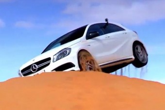 Tevék között, homokban csapat a kis Merci