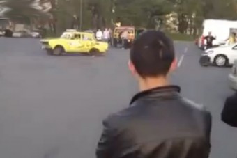 Driftelés közben szakadt ki a Moszkvics kereke