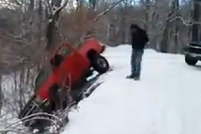 Tragédia egy havas erdei útszakaszon