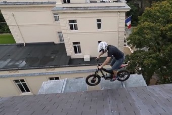 Életveszélyes motoros csapatás a háztetőn