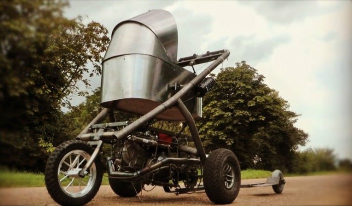 Teherautó sodorta el a babakocsit 3 | Vezess Az egyhengeres motorral mozgatott vicces torzszülöttet tíz lóerő lendíti előre, így egész komoly tempót elérhet vele a bátor apuka.