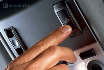 Rögtön hívják a mentőket a balesetező autók