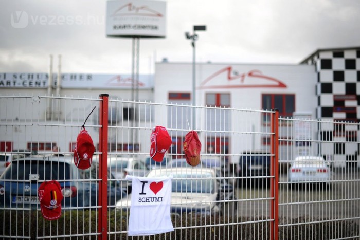 Ízléstelenül viccelődnek Schumacheren 6 | Vezess Rajongói ereklyék a kerpeni gokartpályánál