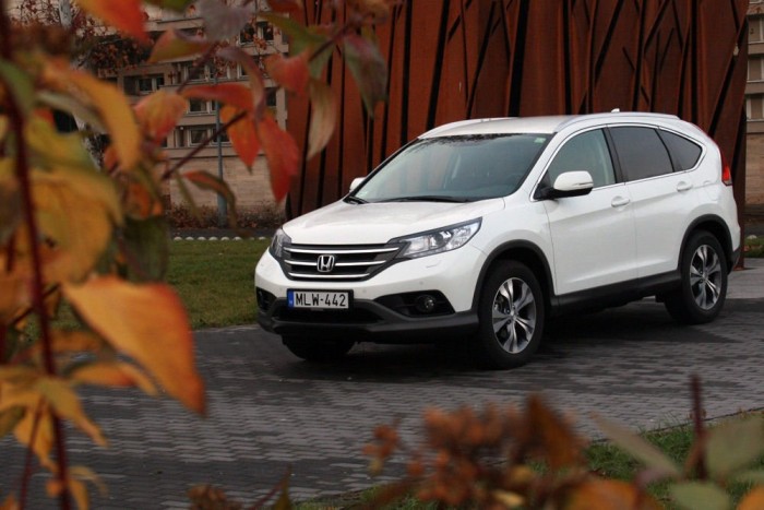 Igaz lehet az 5 literes fogyasztás? 6 | Vezess Utáljuk a bullshitgenerátorral megtöltött prospektusokat, de a Honda a CR-V brosúrájában fején találta a szöget. Az autó valóban békés menedék a rohanó világban