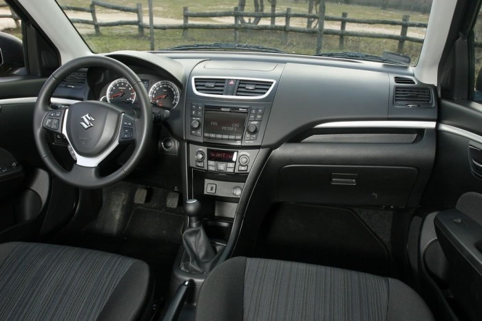 A legújabb Suzuki Swiftet teszteltük 7 | Vezess Képeken jól mutat, élőben kissé kopogós a Swift műszerfala