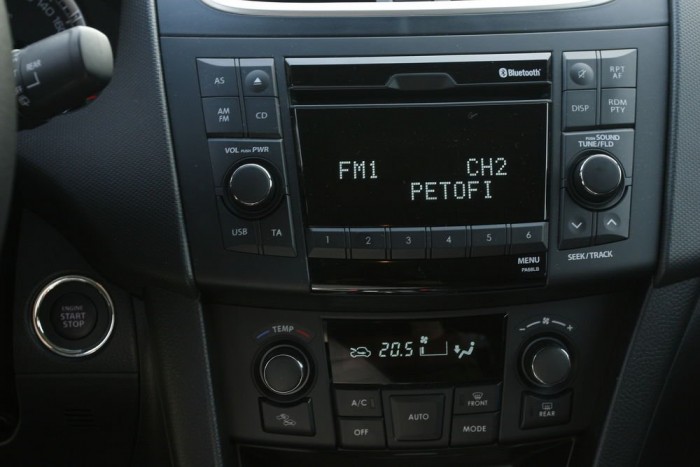 A legújabb Suzuki Swiftet teszteltük 11 | Vezess Ez a Swiftnél a full-full, színes képernyő, grafikus menü, sőt, még navigáció sincs hozzá