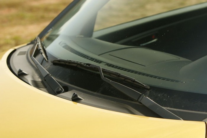 A legújabb Suzuki Swiftet teszteltük 10 | Vezess Idősecske modellek ismertetőjegye: klasszikus ablaktörlő az egybeszabott plasztiklap helyett