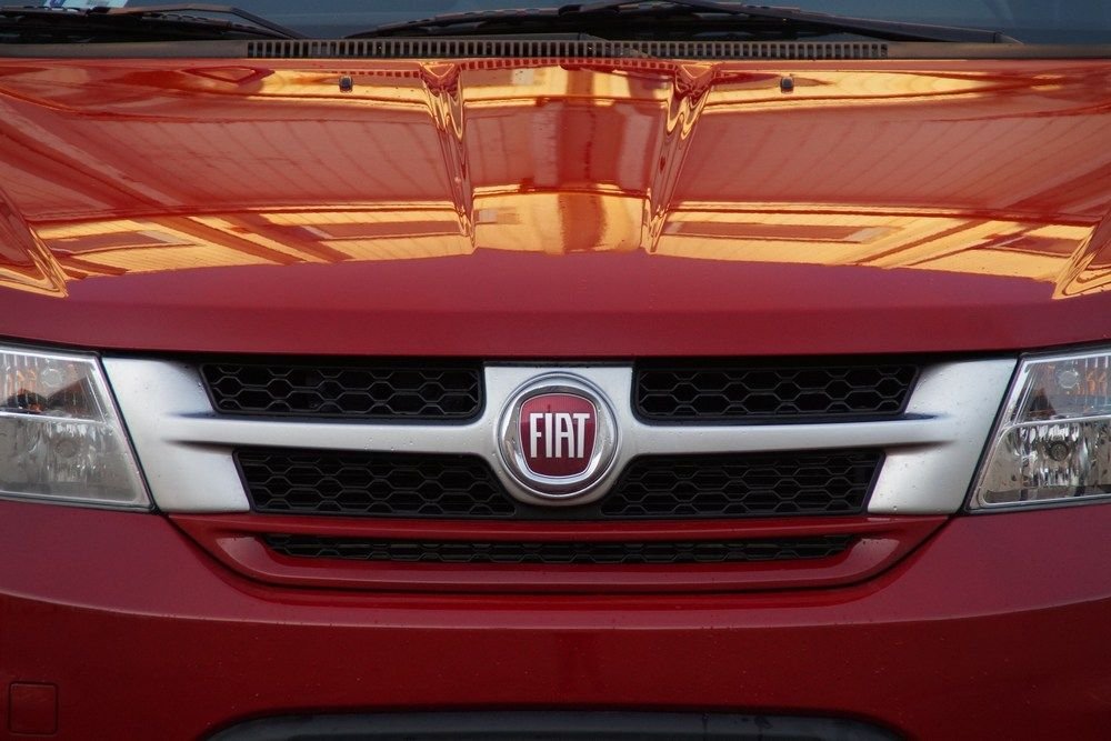 A Fiat embléma alatt ott vannak a Dodge-kereszt maradványai