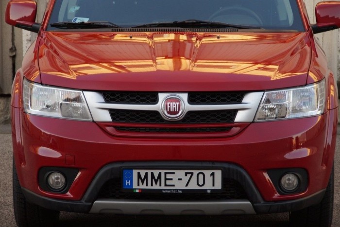 Családi Fiat Amerikából 92 Nemhogy xenonlámpa, de kanyarkövetés, se automata reflektor nincs és nem is lehet felárért sem a tízmilliós Fiaton
