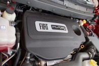 A kétliters, 1956 köbcentis Fiat-dízel 140 vagy 170 lóerőt tud a Freemontban. Mi az erősebb verziót kaptuk, tetszett, csak hangos. A váltó viszont egy tragédia