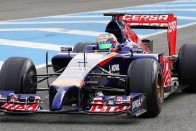 Toro Rosso STR9 - A Red Bull fiókcsapatánál nincs egy Adrian Newey szintű zseni, így elmaradt a kozmetika, vaskos dorong mered előre